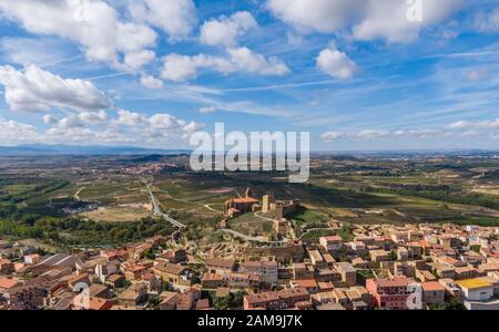Luftbild des Dorfes San Vicente de la Sonsierra in der Provinz La Rioja in Spanien Stockfoto