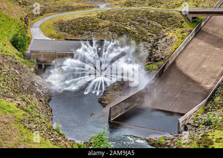 Der Spillway am Llyn Brianne Reservoir, Llanwrtyd Wells, Wales, Großbritannien Stockfoto