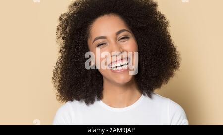 Tausendjährige afroamerikanische Frau lacht über Witz und hat Spaß. Stockfoto