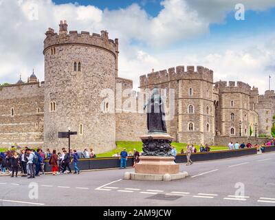 5. Juni 2019: Windsor, Berkshire, Großbritannien - Windsor Castle, das Heim der Königin, Straßenszene mit Statue der Königin Victoria, Touristen und Reisegruppe. Stockfoto