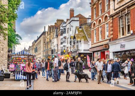 6. Juni 2019: Oxford, Großbritannien - Cornmarket Street, Sehenswürdigkeiten und Einkaufsmöglichkeiten in einem der Haupteinkaufsviertel von Oxford. Stockfoto