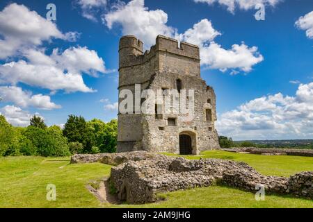 Donnington Castle, Newbury, Berkshire, Großbritannien, erbaut 1386, an einem hellen Sommertag. Stockfoto