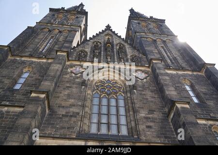 Unten - Blick auf die Kirche St. Ludmila Stockfoto