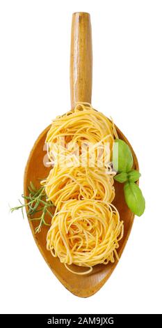 Bündel von Spaghetti Pasta und Kräuter in Holz- schaufel Stockfoto