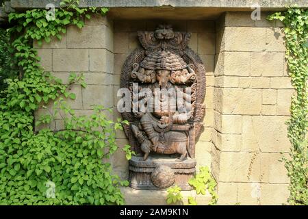 Die Details der Holzstatue von Ganesha, einer der indianischen Götter in einem öffentlichen Park. Stockfoto