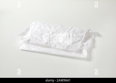 Zerknittertes Blatt mit weißem Wachs beschichtetem Metzgerpapier Stockfoto