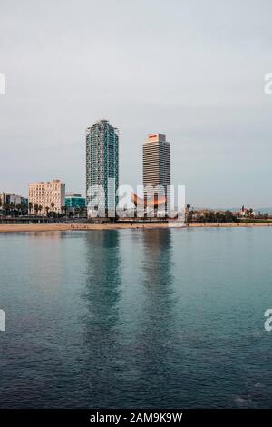 Barcelona, SPANIEN - 3. JANUAR 2020: Zwillingstürme von Torre Mapfre am Nachmittag. Mittelmeerküste, Vila Olímpica del Poblenou in Barcelona, Spanien Stockfoto