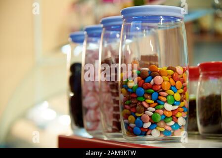 Ein Glas Süßigkeiten im Regal. Stockfoto