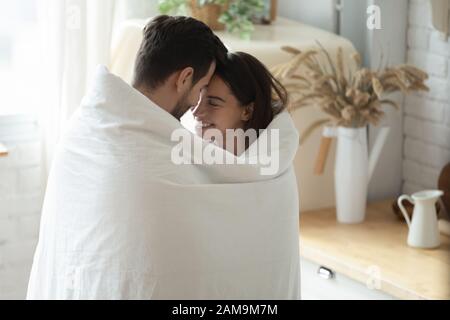 Glückliches Ehepaar, das süße zärtliche Morgenstunden genießt. Stockfoto