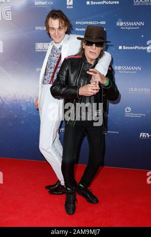 Berlin, Deutschland. Januar 2020. Jan Bülow (l) und Udo Lindenberg kommen zur Premiere von 'Lindenberg! Machen Sie Ihre Sache" im International Cinema. Kredit: Gerald Matzka / dpa-Zentralbild / ZB / dpa / Alamy Live News Stockfoto