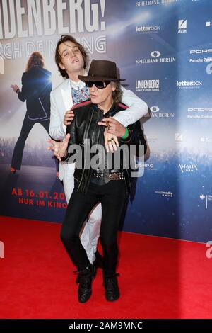 Berlin, Deutschland. Januar 2020. Jan Bülow (l) und Udo Lindenberg kommen zur Premiere von 'Lindenberg! Machen Sie Ihre Sache" im International Cinema. Kredit: Gerald Matzka / dpa-Zentralbild / ZB / dpa / Alamy Live News Stockfoto