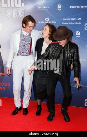 Berlin, Deutschland. Januar 2020. Jan Bülow (l-r), Hermine Huntgeburth und Udo Lindenberg kommen zur Premiere von 'Lindenberg! Machen Sie Ihre Sache" im International Cinema. Kredit: Gerald Matzka / dpa-Zentralbild / ZB / dpa / Alamy Live News Stockfoto