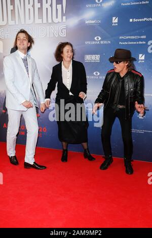 Berlin, Deutschland. Januar 2020. Jan Bülow (l-r), Hermine Huntgeburth und Udo Lindenberg kommen zur Premiere von 'Lindenberg! Machen Sie Ihre Sache" im International Cinema. Kredit: Gerald Matzka / dpa-Zentralbild / ZB / dpa / Alamy Live News Stockfoto