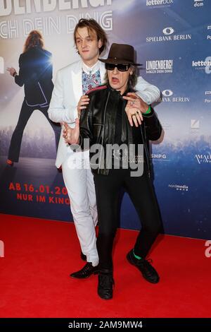 Berlin, Deutschland. Januar 2020. Jan Bülow (l) und Udo Lindenberg kommen zur Premiere von 'Lindenberg! Machen Sie Ihre Sache" im International Cinema. Kredit: Gerald Matzka / dpa-Zentralbild / ZB / dpa / Alamy Live News Stockfoto