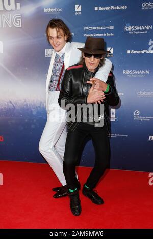 Berlin, Deutschland. Januar 2020. Jan Bülow (l) und Udo Lindenberg kommen zur Premiere von 'Lindenberg! Machen Sie Ihre Sache" im International Cinema. Kredit: Gerald Matzka / dpa-Zentralbild / ZB / dpa / Alamy Live News Stockfoto