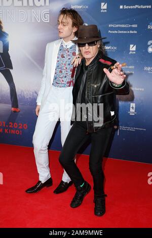 Berlin, Deutschland. Januar 2020. Jan Bülow (l) und Udo Lindenberg kommen zur Premiere von 'Lindenberg! Machen Sie Ihre Sache" im International Cinema. Kredit: Gerald Matzka / dpa-Zentralbild / ZB / dpa / Alamy Live News Stockfoto