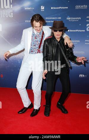 Berlin, Deutschland. Januar 2020. Jan Bülow (l) und Udo Lindenberg kommen zur Premiere von 'Lindenberg! Machen Sie Ihre Sache" im International Cinema. Kredit: Gerald Matzka / dpa-Zentralbild / ZB / dpa / Alamy Live News Stockfoto