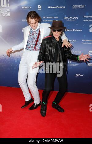 Berlin, Deutschland. Januar 2020. Jan Bülow (l) und Udo Lindenberg kommen zur Premiere von 'Lindenberg! Machen Sie Ihre Sache" im International Cinema. Kredit: Gerald Matzka / dpa-Zentralbild / ZB / dpa / Alamy Live News Stockfoto