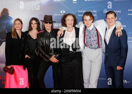 Berlin, Deutschland. Januar 2020. Julia Jentsch (l-r), Ruby O. Fee, Udo Lindenberg, Hermine Huntgeburth, Jan Bülow und Max von der Groeben kommen zur Premiere von 'Lindenberg! Machen Sie Ihre Sache" im International Cinema. Kredit: Gerald Matzka / dpa-Zentralbild / ZB / dpa / Alamy Live News Stockfoto