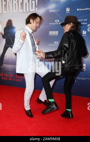 Berlin, Deutschland. Januar 2020. Jan Bülow (l) und Udo Lindenberg kommen zur Premiere von 'Lindenberg! Machen Sie Ihre Sache" im International Cinema. Kredit: Gerald Matzka / dpa-Zentralbild / ZB / dpa / Alamy Live News Stockfoto