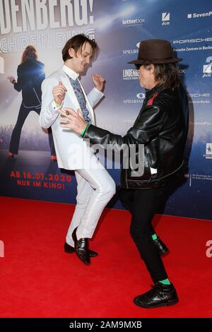 Berlin, Deutschland. Januar 2020. Jan Bülow (l) und Udo Lindenberg kommen zur Premiere von 'Lindenberg! Machen Sie Ihre Sache" im International Cinema. Kredit: Gerald Matzka / dpa-Zentralbild / ZB / dpa / Alamy Live News Stockfoto