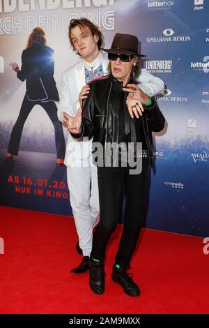 Berlin, Deutschland. Januar 2020. Jan Bülow (l) und Udo Lindenberg kommen zur Premiere von 'Lindenberg! Machen Sie Ihre Sache" im International Cinema. Kredit: Gerald Matzka / dpa-Zentralbild / ZB / dpa / Alamy Live News Stockfoto