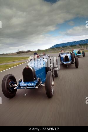 Bugatti Type 35 (Blue Car's) und Type 51 (Black and Turquoise Car's) fahren auf der Silverstone Rennstrecke Northants UK Stockfoto