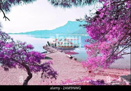 Infrarotlandschaft des Heraion Sees - Vouliagmeni Loutraki Griechenland Stockfoto