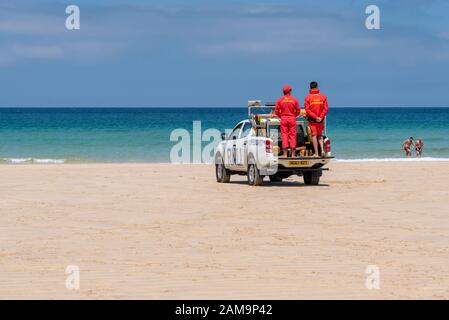 Rettungsschwimmer an einem RNLI-LKW, Porthmeor Beach, St Ives, Cornwall, Großbritannien - Rettungsschwimmerstrand, Rettungsschwimmer Deutschland Stockfoto