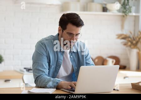 Head schoss jungen Geschäftsmann, der remote mit dem Computer arbeitete. Stockfoto