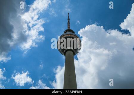 Die Details der berühmten Fernsehturm in Berlin, eine der wichtigsten Sehenswürdigkeiten der Stadt. Bild gegen den bewölkten Himmel in grossen Kontrast. Stockfoto