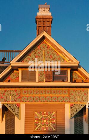 Blumenmotive am Gable von Joel B. Wolfe House, Queen Anne Style of Victorian Architecture, East End Historic District, Galveston, Texas, USA Stockfoto