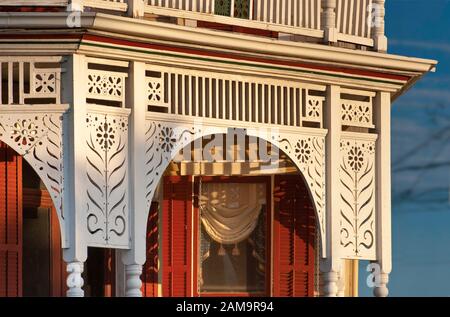 Blumenmotive auf der Veranda des Frederick Beissner House, erbaut 1898 in der Ball Avenue am East End Historic District, Galveston, Texas, USA Stockfoto