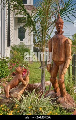 Tin Man and Toto from Wizard of Oz Movie, von James Philips aus einer live von Hurrikan Ike im Jahr 2008 zerstörten Eiche, Galveston, Texas, USA, geschnitzt Stockfoto