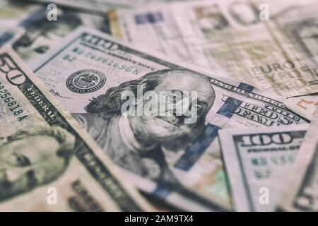 Internationale Währungen Hintergrund. Geld aus verschiedenen Ländern: Dollar, Euro, Euro und Dollar-Banknoten. Geldhintergrund. Führende Währungen. Stockfoto