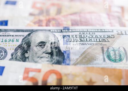 Internationale Währungen Hintergrund. Geld aus verschiedenen Ländern: Dollar, Euro, Euro und Dollar-Banknoten. Geldhintergrund. Führende Währungen. Stockfoto