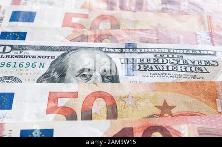 Internationale Währungen Hintergrund. Geld aus verschiedenen Ländern: Dollar, Euro, Euro und Dollar-Banknoten. Geldhintergrund. Führende Währungen. Stockfoto