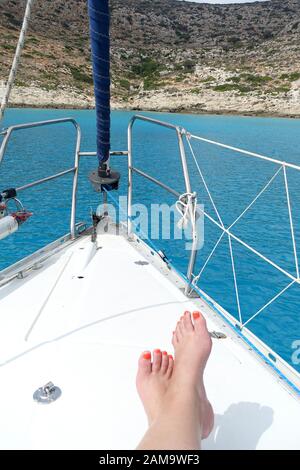 Sonnenbaden auf einer Yacht, Gramvousa Insel, Kreta Stockfoto