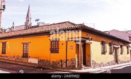 Blick auf die Straßen in der historischen Nachbarschaft von Candelaria, dem ältesten der Stadt Bogota, mit farbenreichen Häusern. Kolumbien. Stockfoto