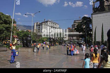 Medellin - 2. Januar: Allgemeiner Blick auf den Botero-Platz, Medellin, Kolumbien. Die im Jahr 2002 gestarteten Skulpturen von Fernando Boter sind in der Straße 23 ausgestellt Stockfoto