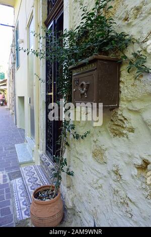 Vordere Klappe und Briefkasten, Altstadt, Chania, Kreta Stockfoto