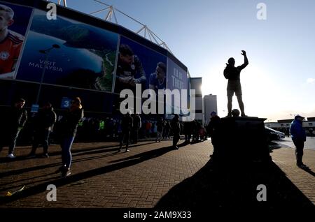 Eine allgemeine Ansicht der Fred Keenor-Statue vor dem Sky Bet Championship Match im Cardiff City Stadium außerhalb des Stadions. Stockfoto