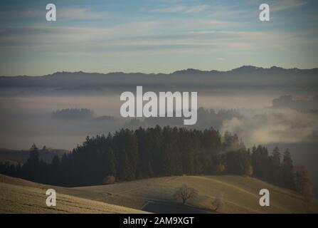 Bogy Blick auf typische Landschaft des ländlichen Emmentals im Kanton Emmental, Schweiz Stockfoto