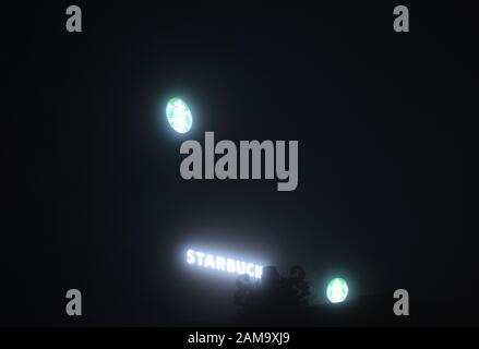 Danang Vietnam 5. Januar 2020: Starbucks Kaffee im französischen Dorfhotel und Vergnügungspark auf den Ba Na Hügeln in Vietnam Stockfoto