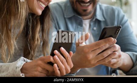 Schließen Sie glückliche Familienpaare mit Smartphones. Stockfoto