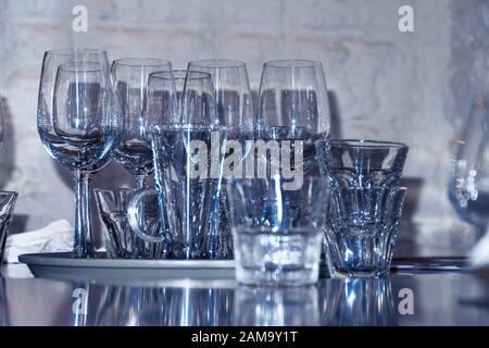 Viele der Sauber leere Gläser auf dem Tisch. Soft Focus Stockfoto