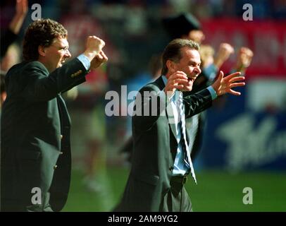 HSV-Stadion Hamburg Deutschland 19.05.2001, Fußball: Deutsche Bundesliga-Saison 2000/01, Spieltag 37, Hamburger SV (HSV, Weiß) gegen FC Bayern München (FCB,Red) 1:1; Teammanager Ottmar Hitzfeld (FCB, rechts) feiert am letzten Spieltag den Gewinn der Liga. Links sein Assistent Michael Henke Stockfoto