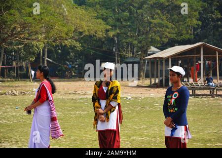 Chanda Bazar, Bongaon, West Bengal, Indien, 1. Februar, 2019: Drei Schule Mädchen in Uniform und weiße Kappe und Batch Freiwilligenarbeit Stockfoto