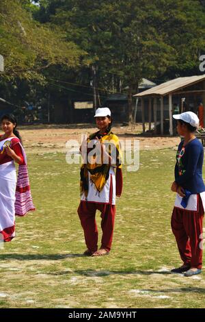 Chanda Bazar, Bongaon, West Bengal, Indien, 1. Februar, 2019: Drei Schule Mädchen in Uniform und weiße Kappe und Batch Freiwilligenarbeit Stockfoto