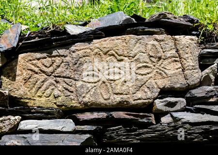 Dorf Dartlo Tuscheti Region, Georgia. Bruchstück der alten Mauer aus Schiefersteinen, altem Bruchstein. Stockfoto